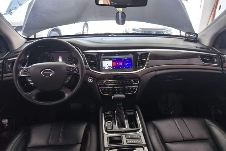 Used GAC Trumpchi GS8 2017 320T Two-Wheel Drive Luxury Smart Connectivity Version (7 Seats) Center Console