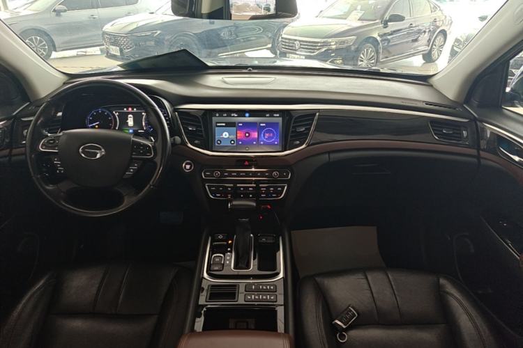 Used GAC Trumpchi GS8 2017 320T Two-Wheel Drive Luxury Smart Connectivity Version (7 Seats) Center Console