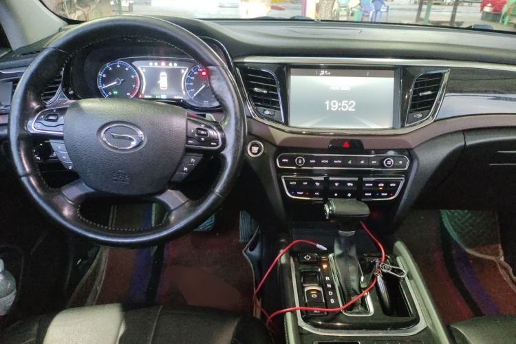 Used GAC Trumpchi GS8 2017 320T Two-Wheel Drive Luxury Smart Connectivity Version (7 Seats) Center Console
