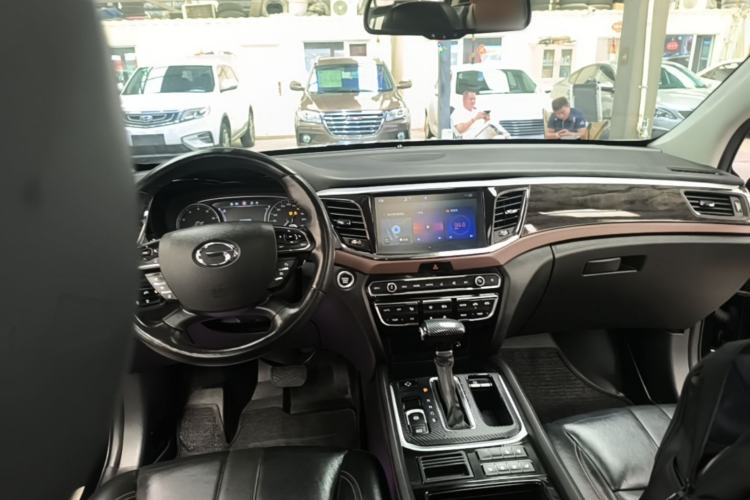 Used GAC Trumpchi GS8 2017 320T Two-Wheel Drive Luxury Smart Connectivity Version (7 Seats) Center Console