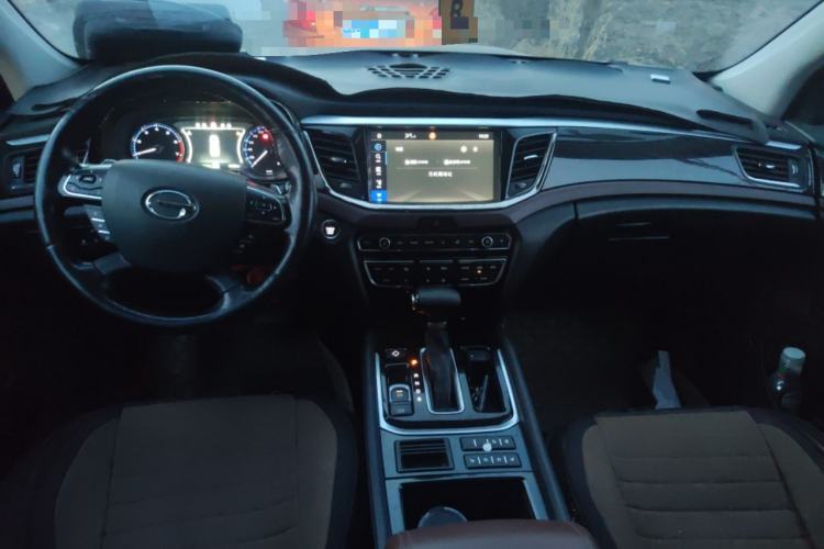 Used GAC Trumpchi GS8 2017 320T Two-Wheel Drive Luxury Smart Connectivity Version (7 Seats) Center Console