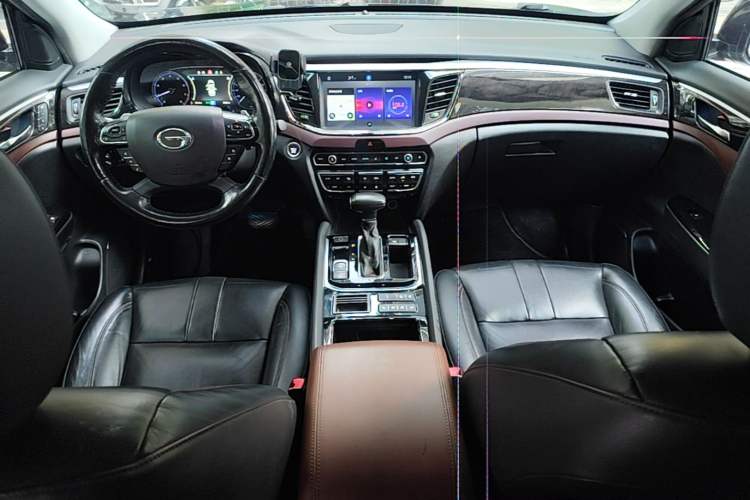Used GAC Trumpchi GS8 2017 320T Two-Wheel Drive Luxury Smart Connectivity Version (7 Seats) Center Console