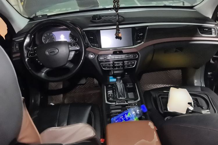 Used GAC Trumpchi GS8 2017 320T Two-Wheel Drive Luxury Smart Connectivity Version (7 Seats) Center Console