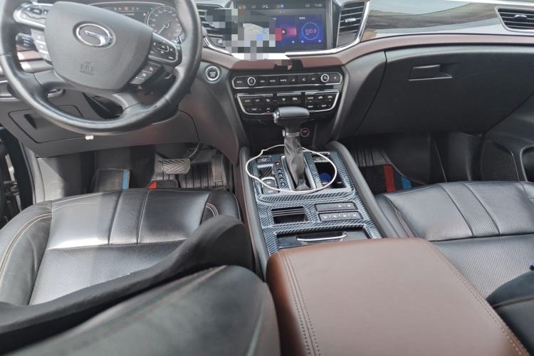 Used GAC Trumpchi GS8 2017 320T Two-Wheel Drive Luxury Smart Connectivity Version (7 Seats) Center Console
