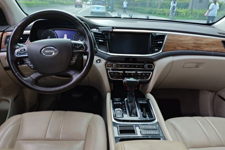 Used GAC Trumpchi GS8 2017 320T Two-Wheel Drive Luxury Smart Connectivity Version (7 Seats) Center Console