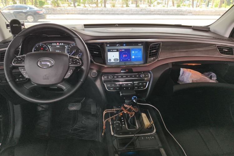 Used GAC Trumpchi GS8 2017 320T Two-Wheel Drive Luxury Smart Connectivity Version (7 Seats) Center Console