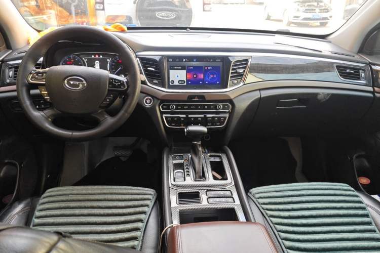 Used GAC Trumpchi GS8 2017 320T Two-Wheel Drive Luxury Smart Connectivity Version (7 Seats) Center Console