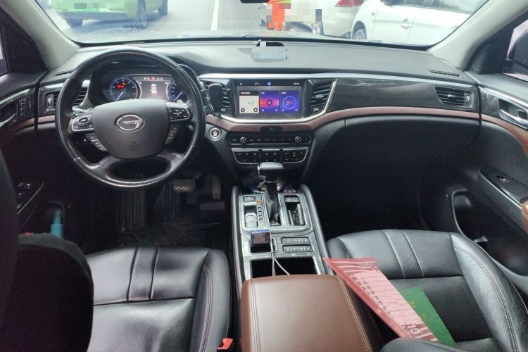 Used GAC Trumpchi GS8 2017 320T Two-Wheel Drive Luxury Smart Connectivity Version (7 Seats) Center Console