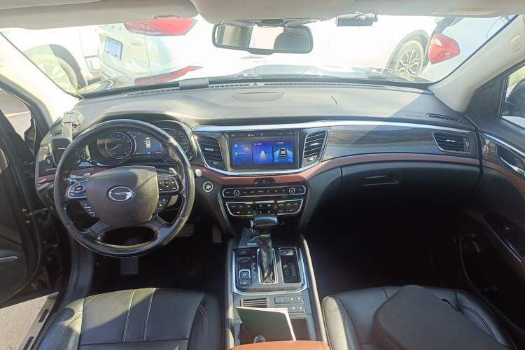 Used GAC Trumpchi GS8 2017 320T Two-Wheel Drive Luxury Smart Connectivity Version (7 Seats) Center Console