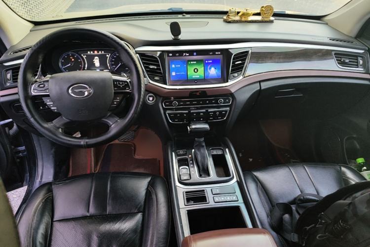 Used GAC Trumpchi GS8 2017 320T Two-Wheel Drive Luxury Smart Connectivity Version (7 Seats) Center Console