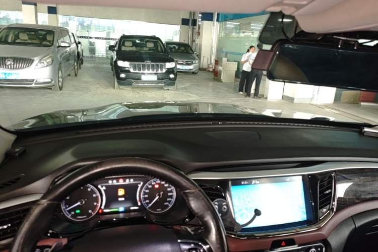 Used GAC Trumpchi GS8 2017 320T Two-Wheel Drive Luxury Smart Connectivity Version (7 Seats) Center Console