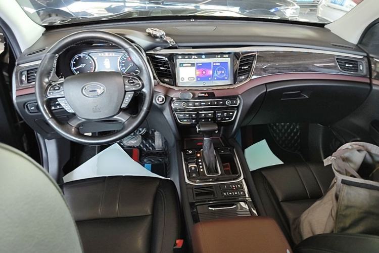 Used GAC Trumpchi GS8 2017 320T Two-Wheel Drive Luxury Smart Connectivity Version (7 Seats) Center Console