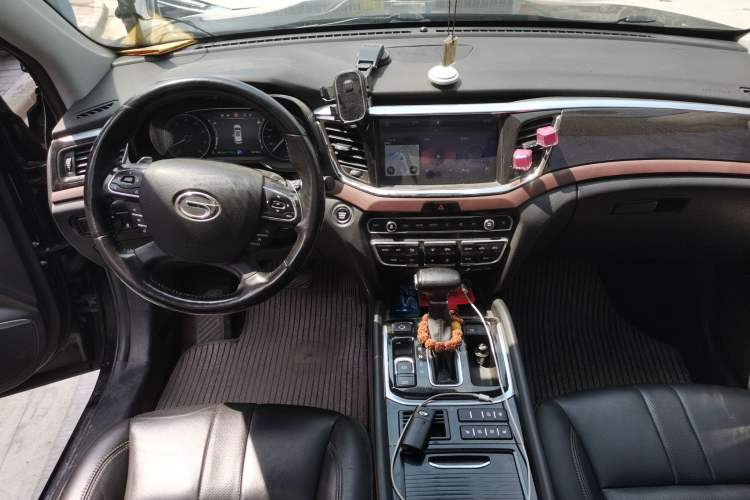 Used GAC Trumpchi GS8 2017 320T Two-Wheel Drive Luxury Smart Connectivity Version (7 Seats) Center Console