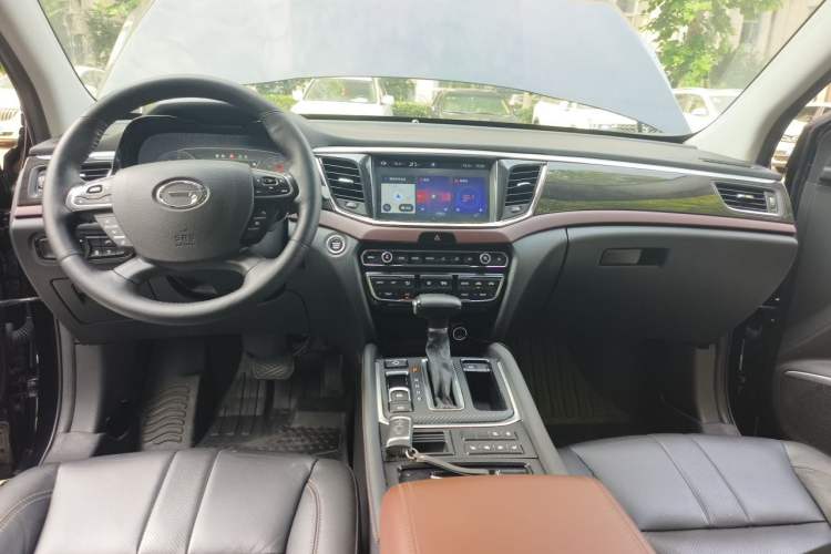 Used GAC Trumpchi GS8 2017 320T Two-Wheel Drive Luxury Smart Connectivity Version (7 Seats) Center Console