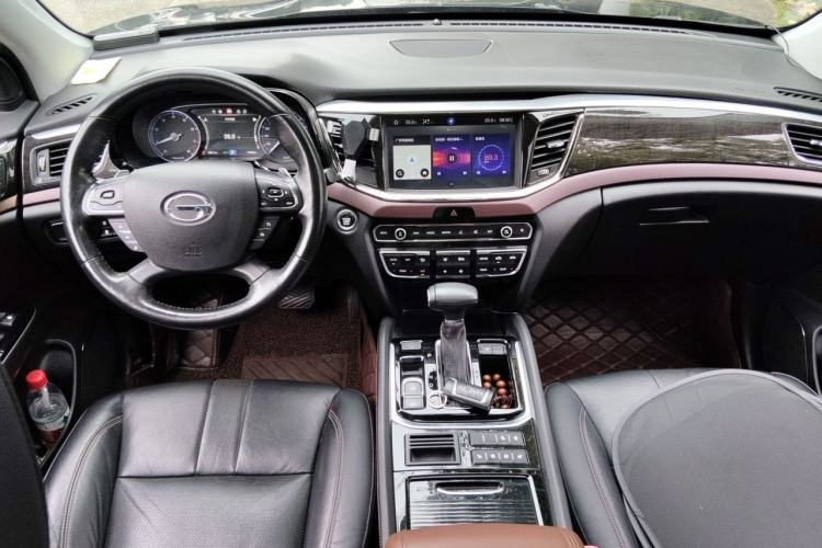 Used GAC Trumpchi GS8 2017 320T Two-Wheel Drive Luxury Smart Connectivity Version (7 Seats) Center Console