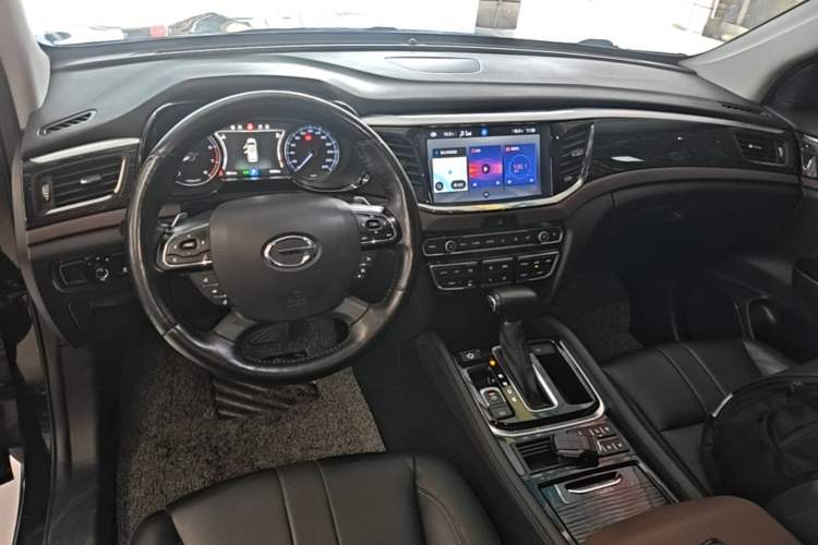 Used GAC Trumpchi GS8 2017 320T Two-Wheel Drive Luxury Smart Connectivity Version (7 Seats) Center Console