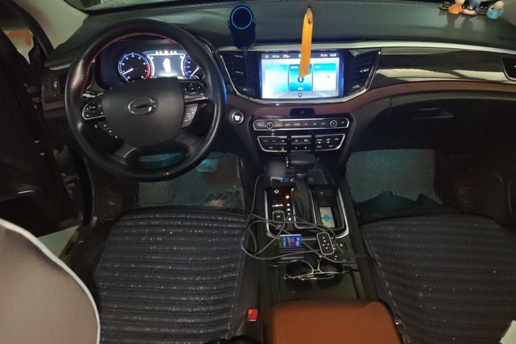 Used GAC Trumpchi GS8 2017 320T Two-Wheel Drive Luxury Smart Connectivity Version (7 Seats) Center Console