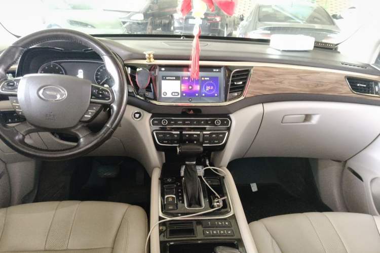 Used GAC Trumpchi GS8 2017 320T Two-Wheel Drive Luxury Smart Connectivity Version (7 Seats) Center Console