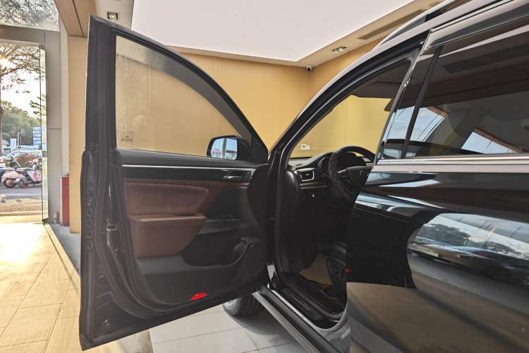 Used GAC Trumpchi GS8 2017 320T Two-Wheel Drive Luxury Smart Connectivity Version (7 Seats) Exterior 8