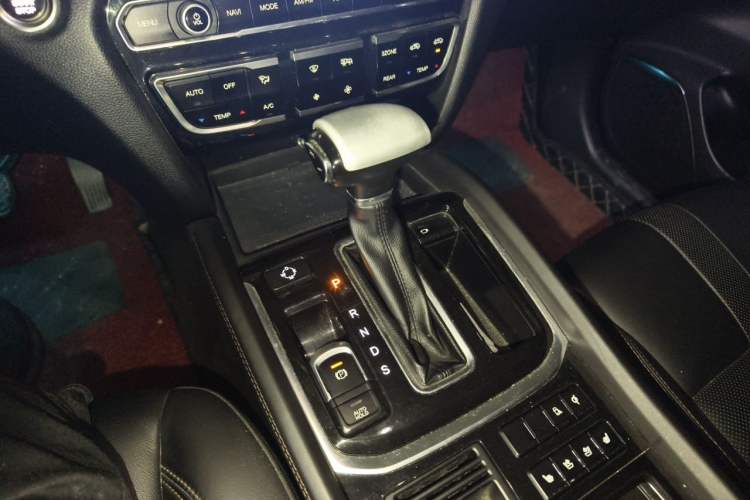 Used GAC Trumpchi GS8 2017 320T Two-Wheel Drive Luxury Smart Connectivity Version (7 Seats) Gear Lever