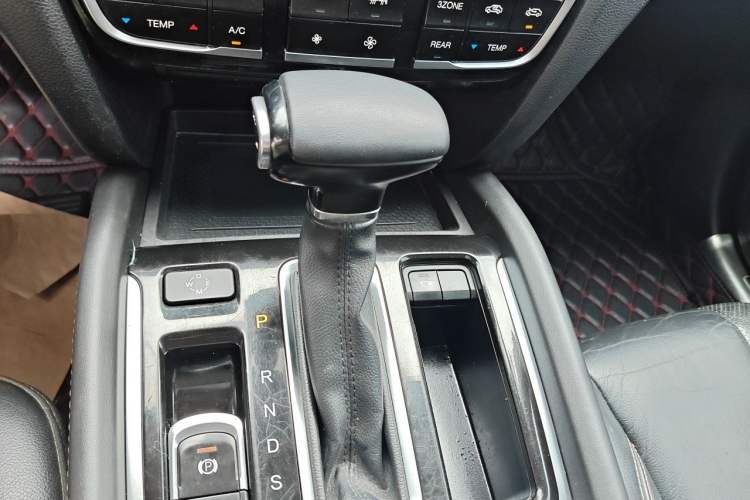 Used GAC Trumpchi GS8 2017 320T Two-Wheel Drive Luxury Smart Connectivity Version (7 Seats) Gear Lever