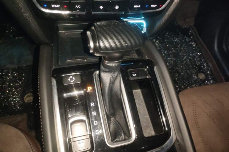 Used GAC Trumpchi GS8 2017 320T Two-Wheel Drive Luxury Smart Connectivity Version (7 Seats) Gear Lever