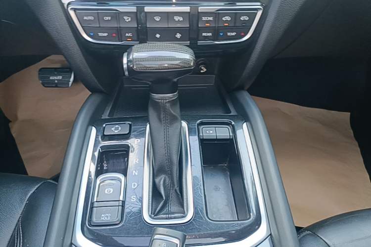 Used GAC Trumpchi GS8 2017 320T Two-Wheel Drive Luxury Smart Connectivity Version (7 Seats) Gear Lever