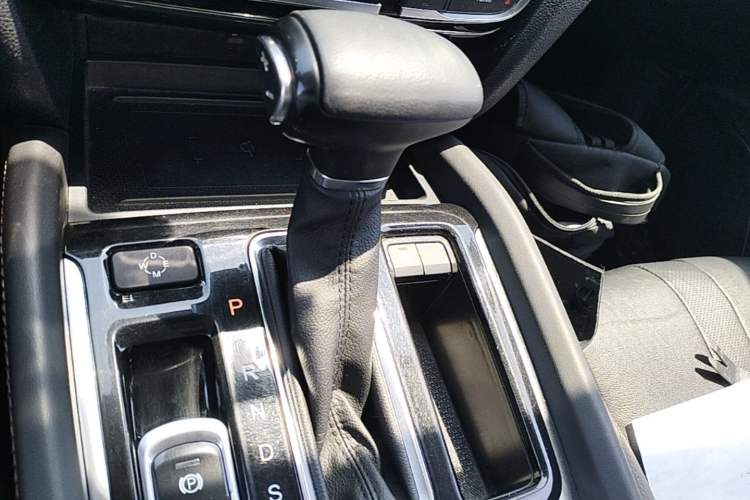 Used GAC Trumpchi GS8 2017 320T Two-Wheel Drive Luxury Smart Connectivity Version (7 Seats) Gear Lever