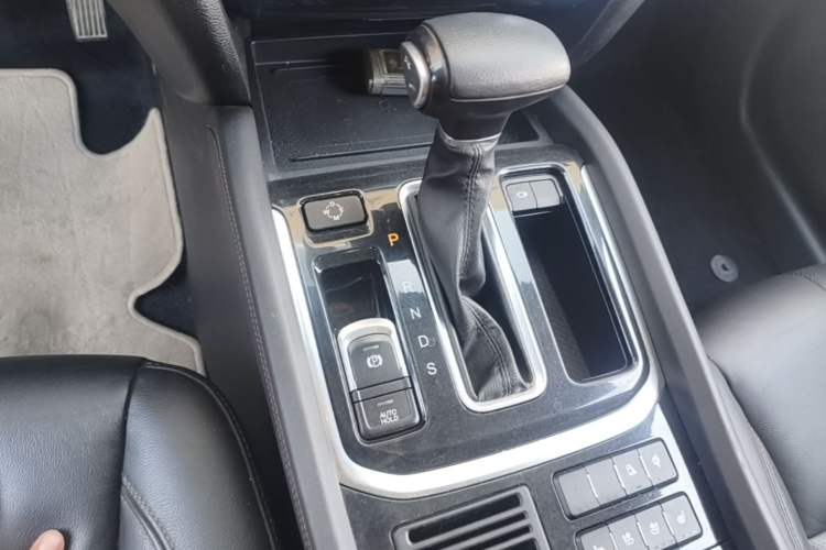 Used GAC Trumpchi GS8 2017 320T Two-Wheel Drive Luxury Smart Connectivity Version (7 Seats) Gear Lever