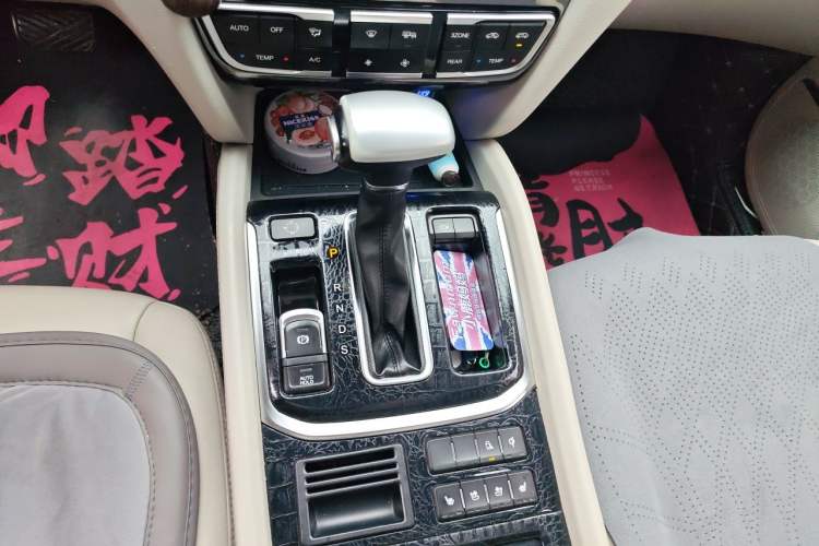 Used GAC Trumpchi GS8 2017 320T Two-Wheel Drive Luxury Smart Connectivity Version (7 Seats) Gear Lever