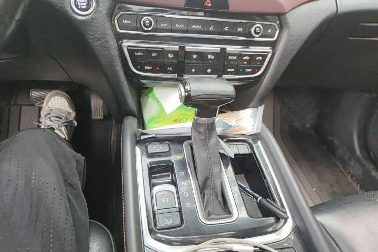 Used GAC Trumpchi GS8 2017 320T Two-Wheel Drive Luxury Smart Connectivity Version (7 Seats) Gear Lever