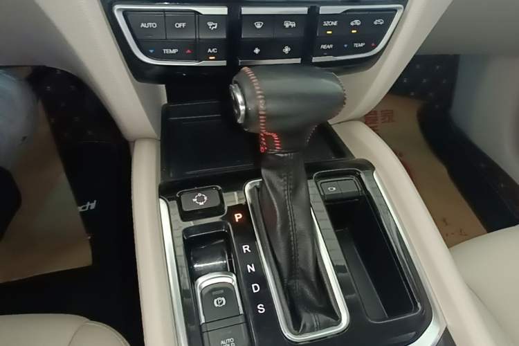 Used GAC Trumpchi GS8 2017 320T Two-Wheel Drive Luxury Smart Connectivity Version (7 Seats) Gear Lever