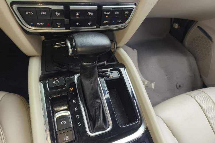Used GAC Trumpchi GS8 2017 320T Two-Wheel Drive Luxury Smart Connectivity Version (7 Seats) Gear Lever