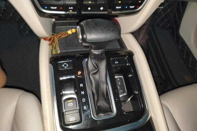 Used GAC Trumpchi GS8 2017 320T Two-Wheel Drive Luxury Smart Connectivity Version (7 Seats) Gear Lever