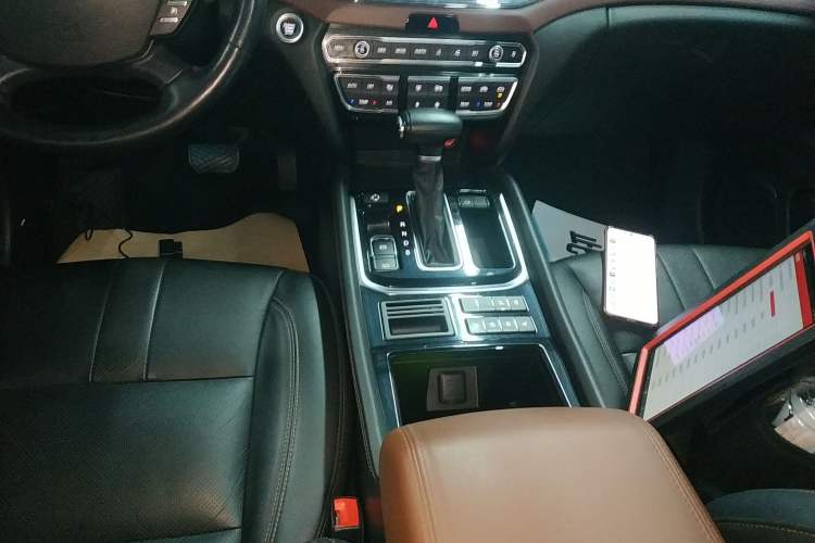 Used GAC Trumpchi GS8 2017 320T Two-Wheel Drive Luxury Smart Connectivity Version (7 Seats) Gear Lever