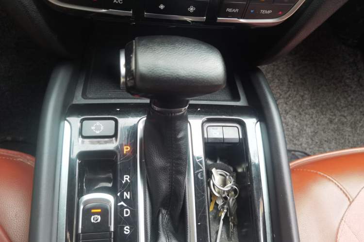 Used GAC Trumpchi GS8 2017 320T Two-Wheel Drive Luxury Smart Connectivity Version (7 Seats) Gear Lever