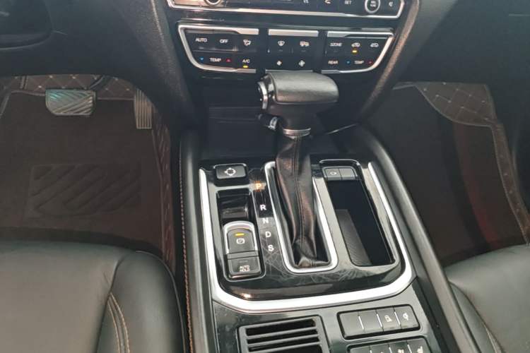 Used GAC Trumpchi GS8 2017 320T Two-Wheel Drive Luxury Smart Connectivity Version (7 Seats) Gear Lever