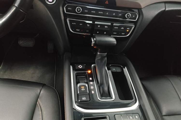 Used GAC Trumpchi GS8 2017 320T Two-Wheel Drive Luxury Smart Connectivity Version (7 Seats) Gear Lever