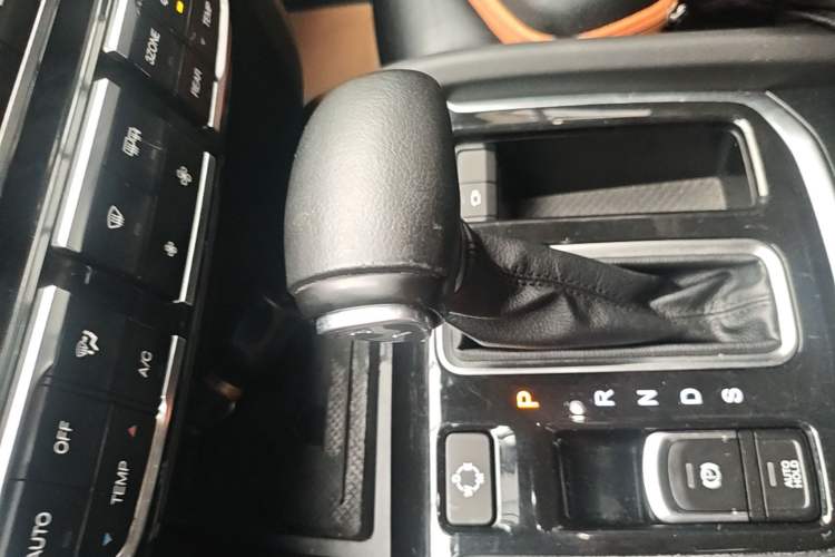 Used GAC Trumpchi GS8 2017 320T Two-Wheel Drive Luxury Smart Connectivity Version (7 Seats) Gear Lever