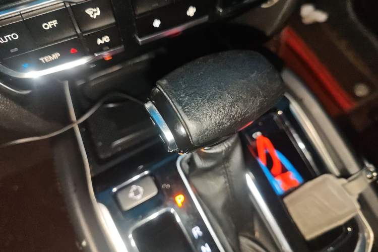 Used GAC Trumpchi GS8 2017 320T Two-Wheel Drive Luxury Smart Connectivity Version (7 Seats) Gear Lever
