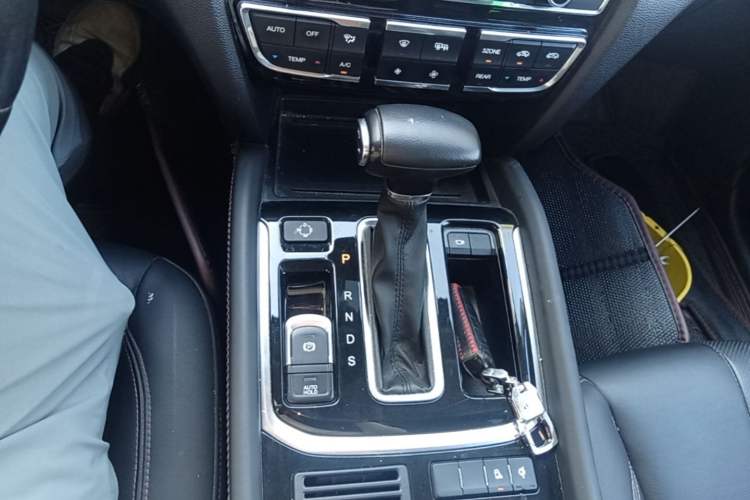 Used GAC Trumpchi GS8 2017 320T Two-Wheel Drive Luxury Smart Connectivity Version (7 Seats) Gear Lever