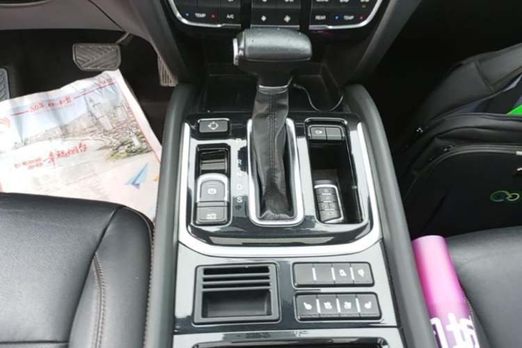 Used GAC Trumpchi GS8 2017 320T Two-Wheel Drive Luxury Smart Connectivity Version (7 Seats) Gear Lever