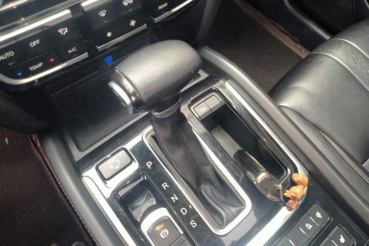Used GAC Trumpchi GS8 2017 320T Two-Wheel Drive Luxury Smart Connectivity Version (7 Seats) Gear Lever