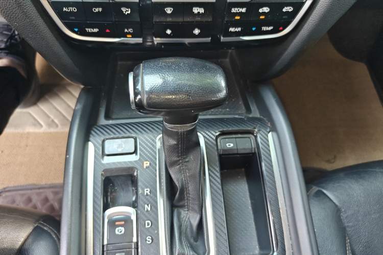 Used GAC Trumpchi GS8 2017 320T Two-Wheel Drive Luxury Smart Connectivity Version (7 Seats) Gear Lever