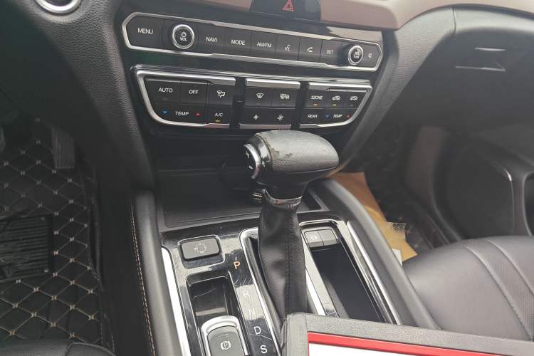 Used GAC Trumpchi GS8 2017 320T Two-Wheel Drive Luxury Smart Connectivity Version (7 Seats) Gear Lever