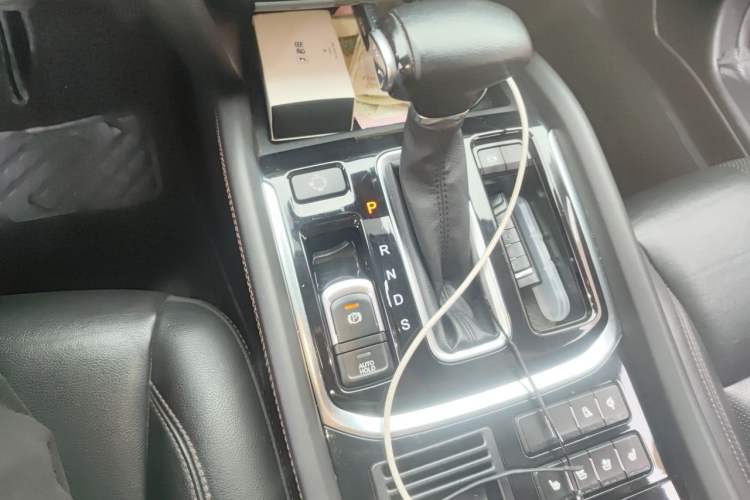Used GAC Trumpchi GS8 2017 320T Two-Wheel Drive Luxury Smart Connectivity Version (7 Seats) Gear Lever