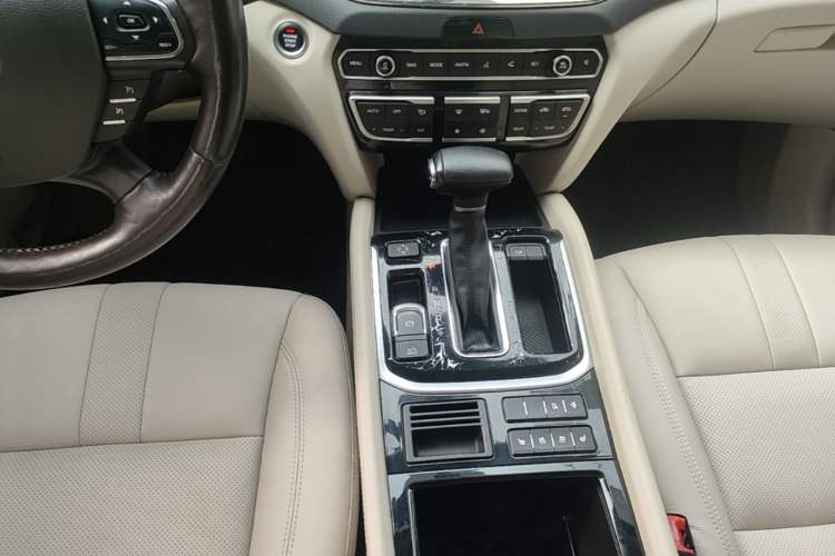 Used GAC Trumpchi GS8 2017 320T Two-Wheel Drive Luxury Smart Connectivity Version (7 Seats) Gear Lever