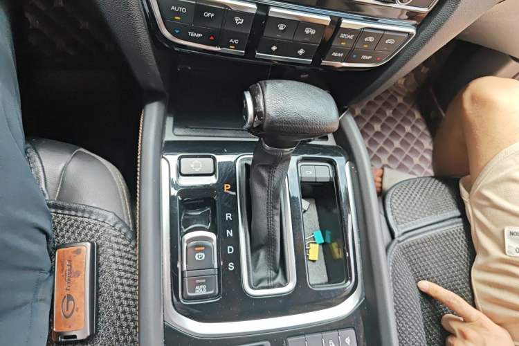 Used GAC Trumpchi GS8 2017 320T Two-Wheel Drive Luxury Smart Connectivity Version (7 Seats) Gear Lever