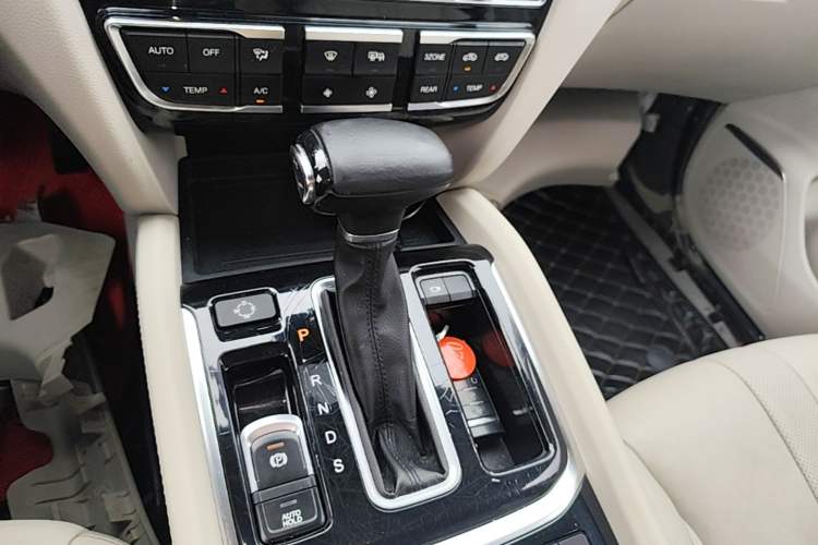 Used GAC Trumpchi GS8 2017 320T Two-Wheel Drive Luxury Smart Connectivity Version (7 Seats) Gear Lever