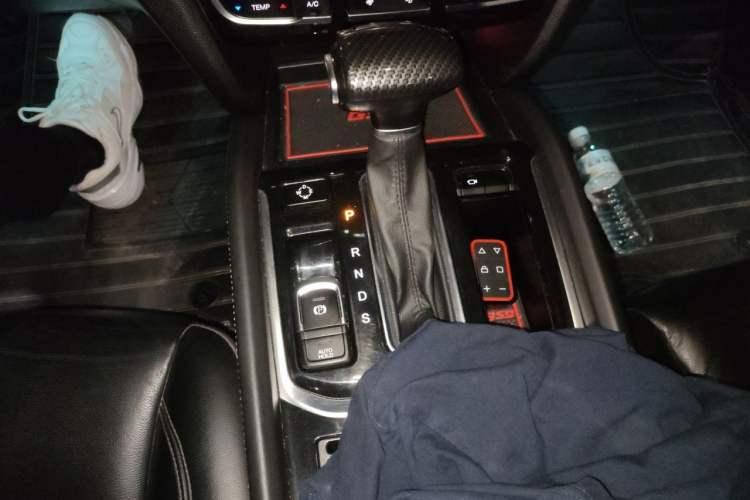 Used GAC Trumpchi GS8 2017 320T Two-Wheel Drive Luxury Smart Connectivity Version (7 Seats) Gear Lever